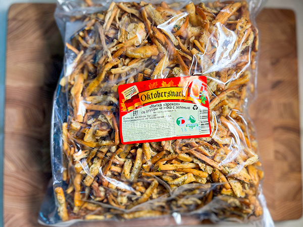 Нитка ЖАРЕНАЯ "Чеснок с зеленью" Oktobersnack 1 кг (сырный продукт) в Костроме